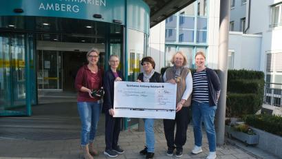 Bild: Sandra Dietl/Klinikum St. Marien Amberg/exb
Christine Heimburger vom Kinderpalliativteam (von links), Andrea Baum und Inge Neiswirth vom Vorstandsteam VLF Amberg-Sulzbach, Schulleiterin Ursula Eckl (Abteilung Hauswirtschaft) und Dr. Sonja Gromer vom Kinderpalliativteam bei der Spendenübergabe.