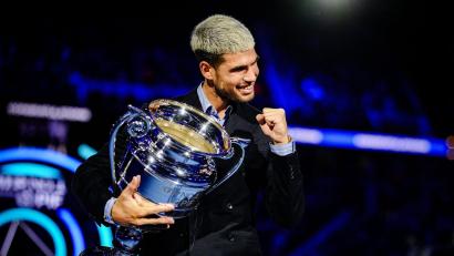 Bild: Marco Alpozzi/LaPresse via ZUMA Press/dpa
Für die Nummer 1 am Saisonende erhält Carlos Alcaraz eine Trophäe