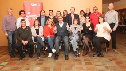 Bild: pi
Die SPD Waidhaus geht mit Reinhold Kraus (sitzend, Mitte) als Bürgermeister-Kandidat in die Kommunalwahlen 2026.