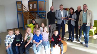 Bild: jp
In den neuen Räumen der Mittagsbetreuung der Grundschule Kastl übergab Bürgermeister Stefan Braun (stehend, Zweiter von links) nach dem Ende der Sanierungsarbeiten offiziell den Schlüssel für die Schule an Rektorin Ulrike Hampel-Sperlich (stehend, Dritte von rechts). Mit dabei waren Vertreter ausführenden Firmen und des Architekturbüros im Kreis der Kinder.