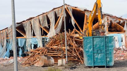 Bild: Gabi Schönberger
In Altenstadt/WN hat der Abriss des alten Netto-Marktes begonnen. Der Grund gehört inzwischen der Gemeinde.