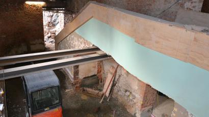 Bild: Thorsten Schreiber
Beim Umbau des ehemaligen Luitpold-Theaters soll so viel Substanz wie möglich erhalten werden. So auch die Treppe, die vom Erdgeschoss auf die Empore führt.