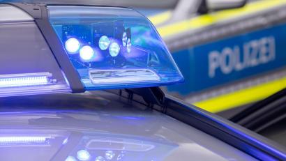 Bild: Daniel Karmann/dpa
Mehrere Polizeistreifen und ein Lkw blockierten die Straße. (Symbolbild)