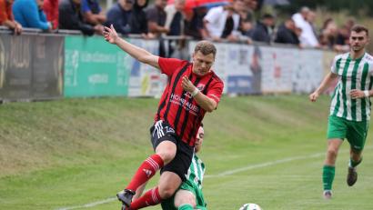 Archivbild: Dieter Jäschke
Vorsicht geboten: Der SC Luhe Wildenau um Michael Drechler (rot) muss am Wochenende in Bad Abbach ran. Das Hinspiel gewann der SC deutlich, im Rückspiel wird's dennoch nicht einfach.