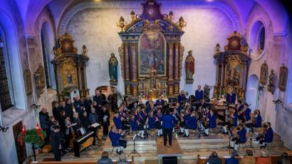 Archivbild: Hermann Koch
So stimmungsvoll war es im vergangenen Jahr: Das Benefizkonzert vom Musikverein Freudenberg und dem Kirchenchor Wutschdorf.