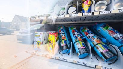 Bild: Julian Stratenschulte/dpa
Einfach am SB-Automaten soll Lachgas bald nicht mehr zu haben sein. (Archivbild)