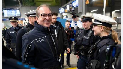 Bild: Peter Kneffel/dpa
Innenminister Dobrindt kündigte den Ausbau der Videoüberwachung an Bahnhöfen an.