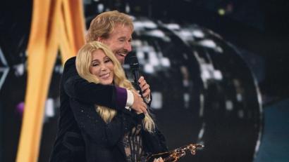 Bild: Peter Kneffel/dpa
Gottschalk (75) umarmte Cher (79) auf der Bühne.