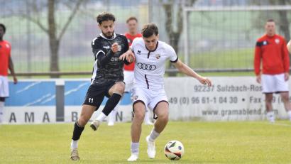 Archivbild: Hubert Ziegler
Fatih Boynuegrioglu (links) steht der DJK Gebenbach gegen die U21 des SSV Jahn Regensburg wieder zur Verfügung.