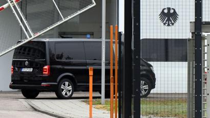 Bild: Uli Deck/dpa
Der Beschuldigte wurde zum Ermittlungsrichter des BGH nach Karlsruhe gebracht.