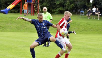 Archivbild: Hubert Ziegler
Sebastian Bauer (links) hat sich für die DJK Dürnsricht und gegen den SV Freudenberg entschieden. Nicht jeder ist glücklich mit dieser Entscheidung.