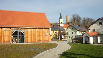 Bild: Hirsch
Mit der Neugestaltung der Ortsmitte hat sich Thanstein zu einem Vorzeigedorf entwickelt. Links der Dorfstadl, rechts der sanierte Dorfbackofen.