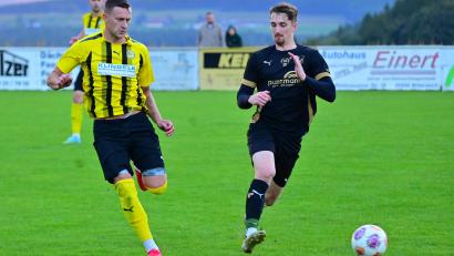 Archivbild: Schrems, Thomas
Während der FC Tirschenreuth um Nico Stark (rechts) bereits in der Winterpause ist, muss der SV Poppenreuth um Dmytro Zozulia (links) zum Nachholspiel beim SV Pechbrunn ran.