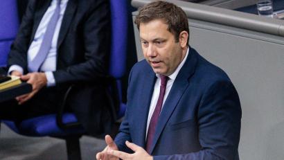 Bild: Carsten Koall/dpa
Finanzminister Lars Klingbeil (SPD) wirbt für die Aktivrente.