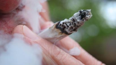 Bild: Karl-Josef Hildenbrand/dpa
Laut Studie rauchte eine große Mehrheit der Cannabis-Konsumenten Joints. (Symbolbild)