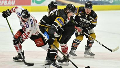 Archivbild: Hubert Ziegler
Tom Berlin (2.v.l.) und der ERSC Amberg müssen am Sonntag beim HC Landsberg ran.