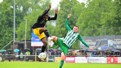 Archivbild: Schrems, Thomas
Die SpVgg Bayreuth II und der SV Mitterteich lieferten sich bereits Ende der vergangenen Saison ein umkämpftes Relegationsspiel wie hier im Zweikampf zwischen Tobias Müller (rechts) und Carlos Sanney (links). Im Spitzenspiel am Sonntag auf der Jakobshöhe könnten sie erneut aufeinandertreffen.