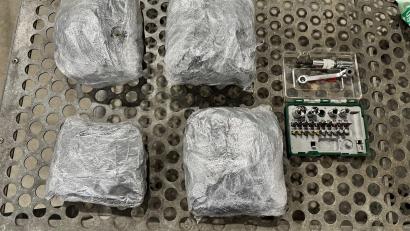 Bild: Hauptzollamt Regensburg
Der Zoll hat einen Drogenschmuggler auf der A9 festgenommen. Im Armaturenbrett seines Wagens war Marihuana versteckt.