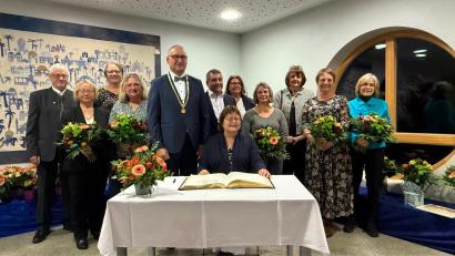 Bild: sei
Neun Damen des Bibliotheks-Teams mit Leiterin Elisabeth Graßler (vorne sitzend) wurden mit der Ehrenamtsurkunde ausgezeichnet. Bürgermeister Richard Kammerer (Fünfter von links) würdigte ihre Verdienste zum Wohle des Marktes. Mit im Bild (von links) Johann Gurdan, Irmgard Herrmann Jutta Lippik, Kerstin Janner, Siegfried Janner, Dagmar Miedl, Birgit Hirmer, Gudrun Bühler, Petra Ferazin-Grundler und Liane Schmid.