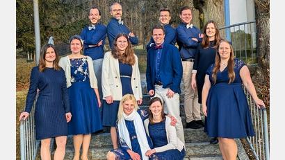 Bild:  Thomas Falk
Der Chor Voices mit seiner Leiterin Manuela Falk (sitzend vorne links) hat gut lachen: Obwohl er erst seit eineinhalb Jahren existiert, füllt er mit seiner geistlichen Chormusik moderner und klassischer Art bei praktisch jedem Auftritt die Kirchen der Oberpfalz und bald auch darüber hinaus.