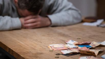 Bild: Hannes P Albert/dpa
Überschuldet ist, wer seinen finanziellen Verpflichtungen dauerhaft nicht mehr nachkommen kann.