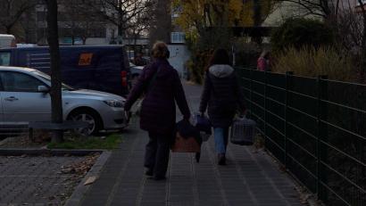 Bild: Sven Grundmann/NEWS5/dpa
Menschen verlassen den Sperrkreis, nachdem in der Avenariusstraße in Nürnberg eine Bombe gefunden worden ist.