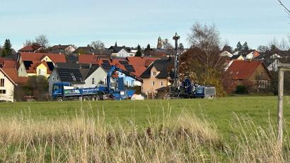 Bild: ck
Im Bereich der ehemaligen Hausmülldeponie „Kößlbühl“, die sowohl vom Landkreis als auch von der Stadt Vohenstrauß genutzt wurde, wird der Boden im Detail untersucht, um Art, Ausmaß und Relevanz der Belastungen zu prüfen. Das Areal befindet sich zwischen dem Wohngebiet "West III" und der Umgehungsstraße.