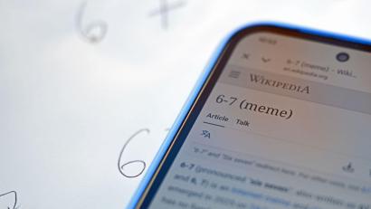 Bild: Jennifer Brückner/dpa
„6-7“ ist vor allem unter Kindern und Jugendlichen beliebt (Symbolbild).