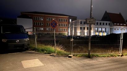 Bild: ass
Das Bürgerspital-Areal in Amberg bei Nacht. An dieser Stelle soll die Ein- und Ausfahrt für die Tiefgarage mit 77 Stellplätzen gebaut werden.