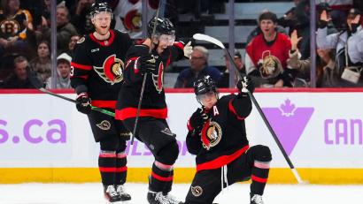 Bild: Sean Kilpatrick/The Canadian Press/AP/dpa
Ottawas Tim Stützle sorgte mit seinen beiden Treffern für das Ende der Siegesserie der Boston Bruins und Trainer Marco Sturm.