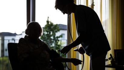 Symbolbild: Christoph Schmidt/dpa
Droht dem Landkreis Tirschenreuth ein Pflegenotstand? Bei einer Pflegekonferenz sollen Verbesserungsvorschläge zur medizinischen Versorgung getroffen werden. Schon jetzt ist klar: Gebraucht werden Pflegekräfte.
