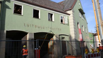 Bild: Thorsten Schreiber
Das einstige Luitpold-Theater an der Kreuzung Dammstraße, Regensburger Straße und Luitpoldplatz ist seit einem halben Jahr eine der markantesten Baustellen in Tirschenreuth.