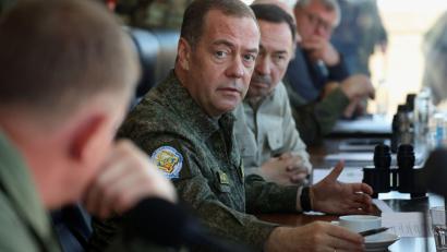 Bild: Ekaterina Shtukina/Pool Sputnik via AP/dpa
Medwedew wirft der Bundesregierung die Unterdrückung der Opposition in Deutschland vor. (Archivbild)