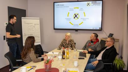 Bild: Roland Wellenhöfer
In verschiedenen Teams erarbeitet die neue Wählerinitiative "Miteinander für Erbendorf" mit Vorsitzendem David Frischholz (links) Ideen für die zukünftige Entwicklung der Stadt.