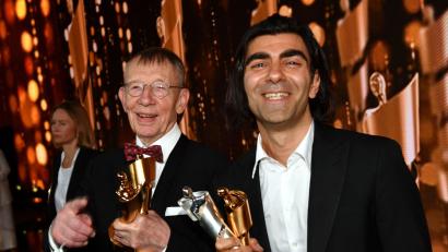 Bild: Jens Kalaene/dpa-Zentralbild/dpa
Ein erfolgreiches Duo: Hark Bohm und Fatih Akin haben mehrere Filmprojekte erfolgreich umgesetzt. Zuletzt die Verfilmung des Bohm-Buches „Amrum“. (Archivbild)