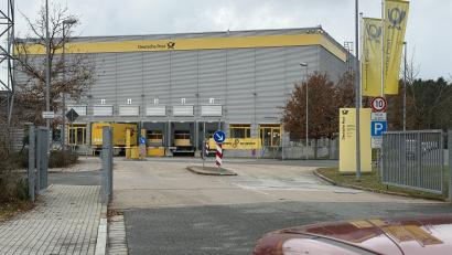 Bild: Gabi Schönberger
Vor 25 Jahren begann in Weiden am Brandweiher der Bau der Philatelie, an dem die Post ihre damals drei Versandstellen vereinigte. Heute versorgt die Niederlassung Sammler in Aller Welt mit Briefmarken und Münzen sowie Filialen in ganz Deutschland mit allen Dingen, die sie für ihr Geschäft brauchen.