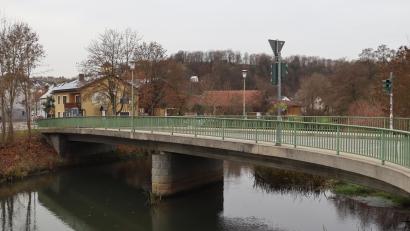 Bild: mrr
Die Riedener Ortsbrücke muss aufgrund der festgestellten Schäden bei der Brückenbauwerksprüfung dringend saniert werden. Über das Wie informierte Bürgermeister Erwin Geitner in der Bürgerversammlung.