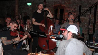 Bild: stg
Django3000 verwandeln die Tenne am Schafferhof zwei Abende lang in ein Tollhaus.