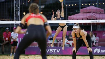 Bild: Matt Turner/AAP/dpa
Siegten auch in ihrem zweiten WM-Spiel: Melanie Paul (M) und Lea Kunst