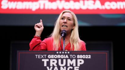 Bild: Evan Vucci/AP/dpa
Vergangenes Jahr machte die Hardlinerin noch eifrig Wahlkampf für Trump. (Archivbild)