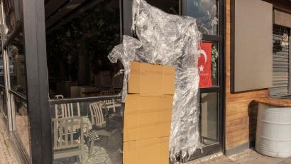 Bild: Ahmed Deeb/dpa
Die Behörden haben einen Laden im Stadtteil Ortaköy schließen lassen.