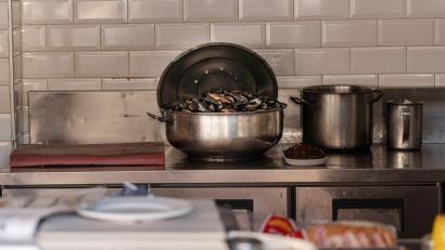 Bild: Ahmed Deeb/dpa
Die häufigsten Symptome bei Lebensmittelvergiftung sind Übelkeit, Erbrechen und Durchfall.