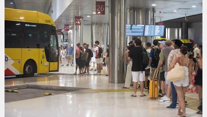 Bild: Clara Margais/dpa
Der Preis für einen Fahrschein in Bus und U-Bahn in Palma wird teurer.