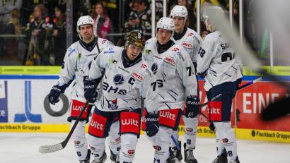 Bild: Yvonne Brands
Tomas Rubes (goldener Helm) war mit einem Tor und zwei Assists maßgeblich am Auswärts-Coup der Blue Devils Weiden bei den Krefeld Pinguinen am Freitagabend beteiligt.