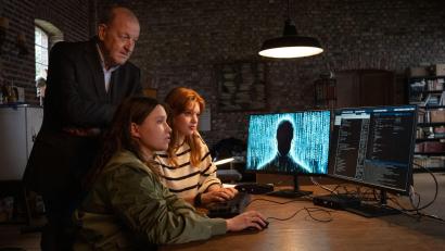 Bild: Thomas Kost/ZDF/dpa
Wilsberg ermittelt in der neuen ZDF-Folge rund um Künstliche Intelligenz und Sprachassistenzen und um einen Mord.