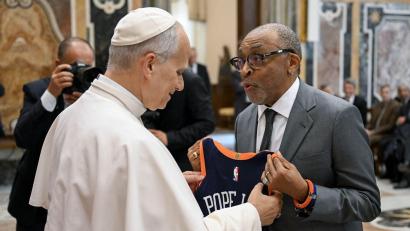 Bild: Vatican Media/IPA via ZUMA Press/dpa
Papst Leo XIV. hat jetzt ein Trikot mit der Rückennummer 14.