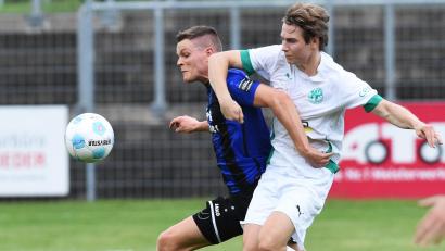 Bild: Gerhard Büttner
In Sachen Einsatz war den Spielern der SpVgg SV Weiden nichts vorzuwerfen, dennoch verloren die Schwarz-Blauen nach Führung unglücklich mit 1:2 in Neudrossenfeld. Niklas Lang (links, Szene aus dem Hinrundenspiel) traf nach der Halbzeit nur den Pfosten und verpasste damit eine Vorentscheidung.