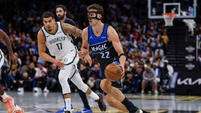 Bild: Kevin Kolczynski/AP/dpa
Franz Wagner (r.) erzielte 25 Punkte.