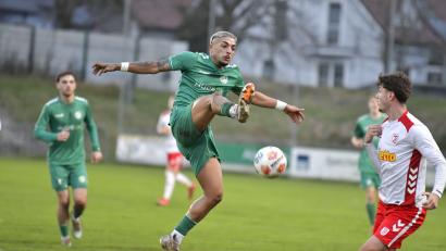 Bild: Hubert Ziegler
Ertugrul Er (links) von der DJK Gebenbach kann in dieser Szene mit einer artistischen Einlage glänzen.