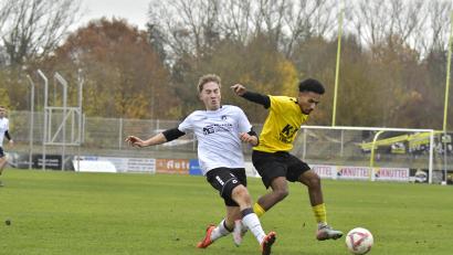 Bild: Hubert Ziegler
Ganz knappe Kaste: Tizian Hammer (links) und die Sportfreunde Ursulapoppenricht trennten nur noch fünf Minuten von einem Sieg gegen Tabellenführer FC Amberg.